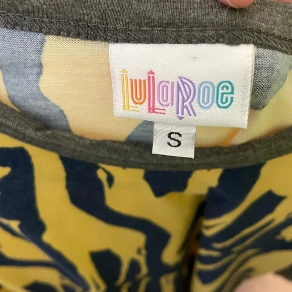 LulaRoe Randy women’s gray and yellow giraffe pattern shirt size S - Picture 2 of 4
